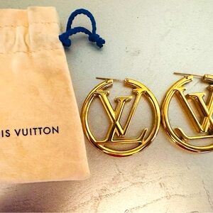 Trending Louis Vitton earrings🔥🔥🔥🔥